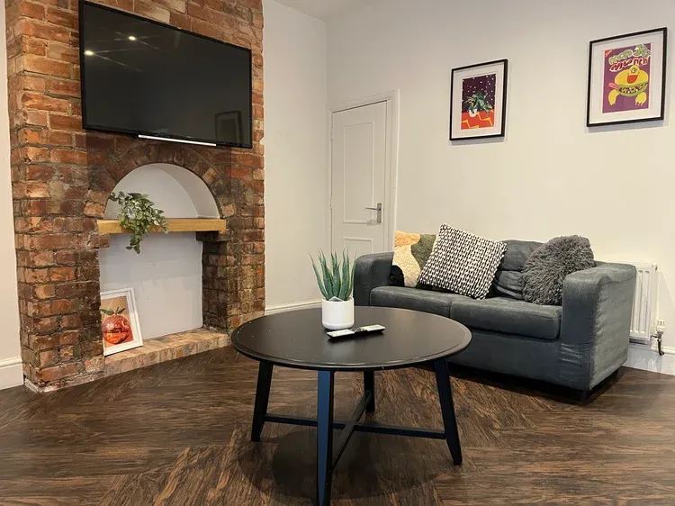 Modern 5 Bedroom House // 2026/7 - Main Image